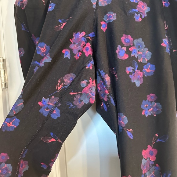 Floral Wicking 7/8 Legging - Picture 5 of 6